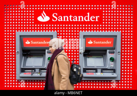 Geldautomaten außerhalb der Santander Bank, Tottenham Court Road Niederlassung in Bloomsbury, London, W1. Stockfoto