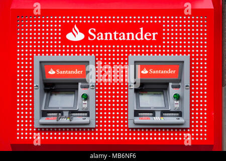 Geldautomaten außerhalb der Santander Bank, Tottenham Court Road Niederlassung in Bloomsbury, London, W1. Stockfoto