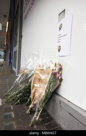 Blumen außerhalb Sainsbury's, der Tottenham Court Road, markieren Sie die Stelle, wo "Irish Keith', eine grobe Sleeper, gestorben am 27.März 2018 gefunden wurde. Stockfoto