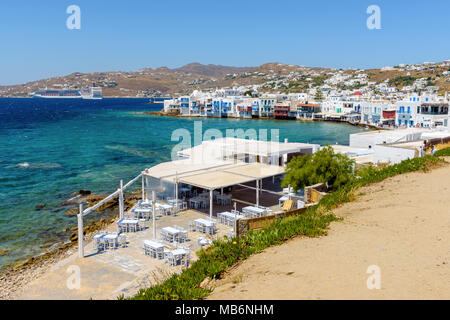 MYKONOS, Griechenland - 23. Mai 2017: Blick auf die Stadt Mykonos in sonniger Tag. Insel Mykonos, Kykladen, Griechenland Stockfoto