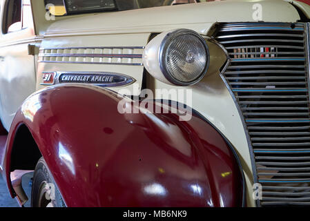 Rostige Oldtimer als Dekoration im Canyon Road House, Namibia, Afrika Stockfoto