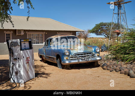 Rostige Oldtimer als Dekoration im Canyon Road House, Namibia, Afrika Stockfoto