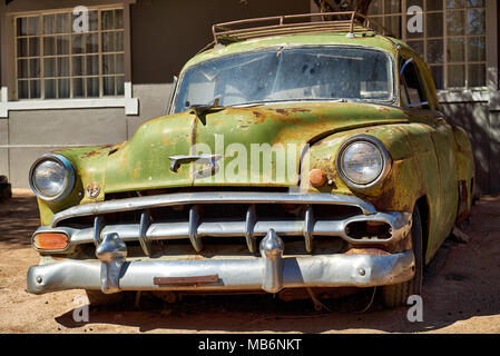 Rostige Oldtimer als Dekoration im Canyon Road House, Namibia, Afrika Stockfoto