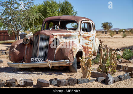 Rostige Oldtimer als Dekoration im Canyon Road House, Namibia, Afrika Stockfoto