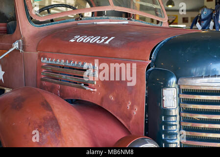 Rostige Oldtimer als Dekoration im Canyon Road House, Namibia, Afrika Stockfoto