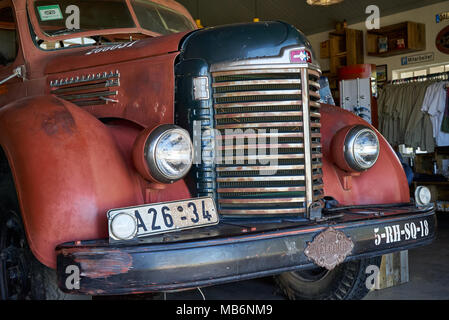 Rostige Oldtimer als Dekoration im Canyon Road House, Namibia, Afrika Stockfoto