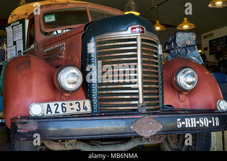 Rostige Oldtimer als Dekoration im Canyon Road House, Namibia, Afrika Stockfoto