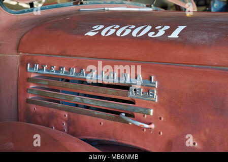 Rostige Oldtimer als Dekoration im Canyon Road House, Namibia, Afrika Stockfoto