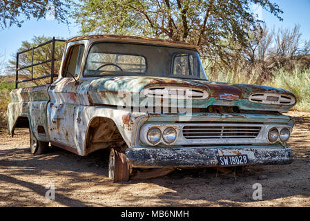 Rostige Oldtimer als Dekoration im Canyon Road House, Namibia, Afrika Stockfoto