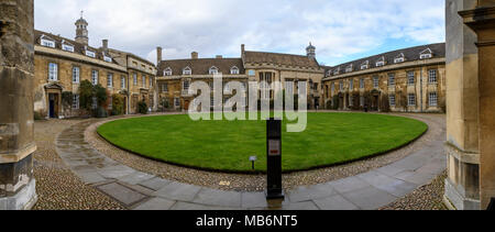 Christ's College in erster Instanz und die Bibliothek auf der rechten, Cambridge, England Stockfoto