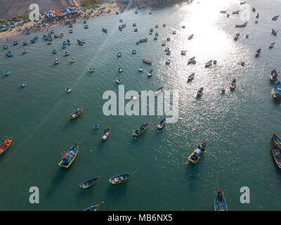 Ansicht von oben. Luftaufnahme Fischerhafen von Drone. Royalty Free Stock Bild in hoher Qualität auf dem Markt in Mui Ne Fischerhafen oder Fischerdorf Stockfoto