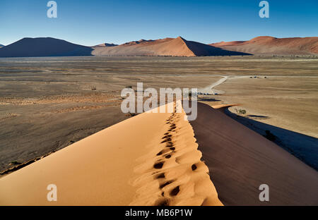 Blick von der Düne 45 ins Tal, die Wüste Landschaft der Namib Stockfoto
