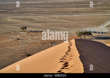 Blick von der Düne 45 ins Tal, die Wüste Landschaft der Namib Stockfoto