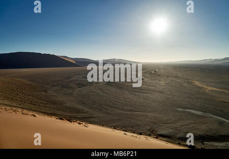 Blick von der Düne 45 ins Tal, die Wüste Landschaft der Namib Stockfoto