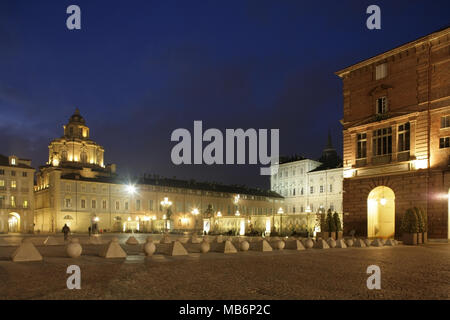 Piazza Castello, der königliche Kirche von San Lorenzo und die Palazzo Reale (Königspalast), Turin, Italien. Stockfoto