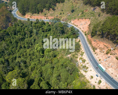 Luftaufnahme von Drone. Royalty Free Stock Bild in hoher Qualität auf der Straße in den Wald. Straße im Wald ist wunderschön mit vielen Baum, Straße am Pass sehr kurvenreich Stockfoto