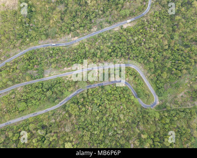 Luftaufnahme von Drone. Royalty Free Stock Bild in hoher Qualität auf der Straße in den Wald. Straße im Wald ist wunderschön mit vielen Baum, Straße am Pass sehr kurvenreich Stockfoto