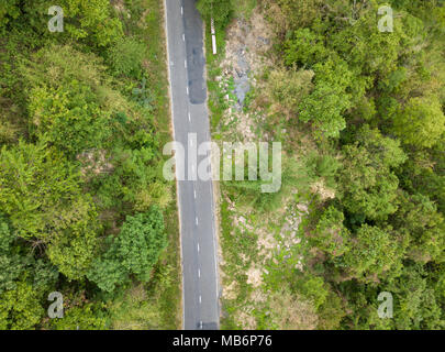 Luftaufnahme von Drone. Royalty Free Stock Bild in hoher Qualität auf der Straße in den Wald. Straße im Wald ist wunderschön mit vielen Baum, Straße am Pass sehr kurvenreich Stockfoto