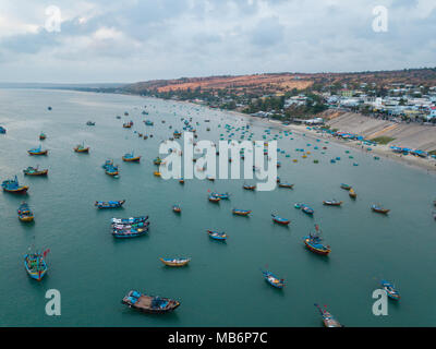 Ansicht von oben. Luftaufnahme von Drone. Royalty Free Stock Bild in hoher Qualität von Mui Ne Fischerhafen oder Fischerdorf Stockfoto