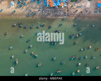 Ansicht von oben. Luftaufnahme Fischerhafen von Drone. Royalty Free Stock Bild in hoher Qualität auf dem Markt in Mui Ne Fischerhafen oder Fischerdorf Stockfoto