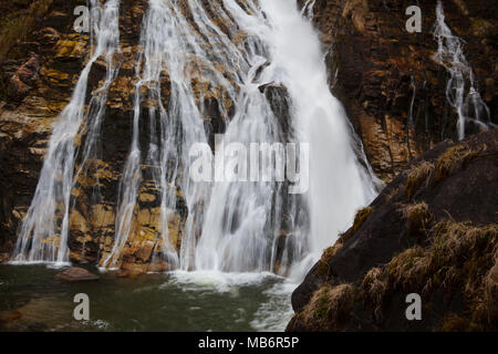 Wasserfall fliegen Gewässer in Bad Gastein, Österreich. Wasserfall mit einer Fallhöhe von 341 m in drei Schritten. Das Thema von vielen berühmten Maler und Dichter Stockfoto