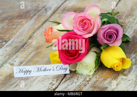 Happy day Card's Mutter mit bunten Rosen strauss auf rustikalem Holz Stockfoto