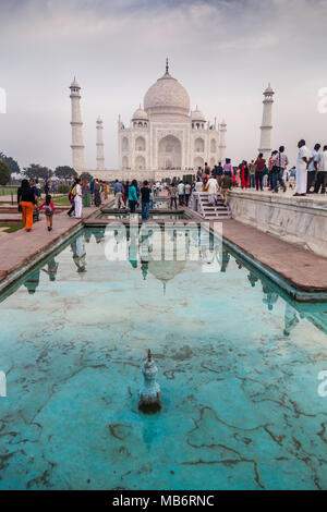 Das Taj Mahal ist ein Elfenbein - weißer Marmor mausoleum am südlichen Ufer des Yamuna Flusses in der indischen Stadt Agra. Es wurde 1632 in Betrieb genommen. Stockfoto