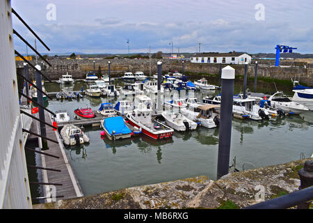 Eine Zusammenstellung von hauptsächlich Freizeitaktivitäten Handwerk sicher in die vor kurzem abgeschlossene Porthcawl Marina, South Wales vertäut. Früher Teil des alten Docks/Hafen. Stockfoto