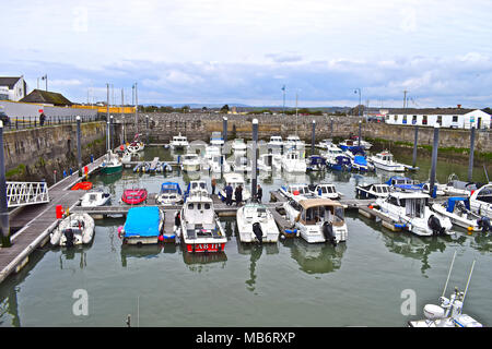 Eine Zusammenstellung von hauptsächlich Freizeitaktivitäten Handwerk sicher in die vor kurzem abgeschlossene Porthcawl Marina, South Wales vertäut. Früher Teil des alten Docks/Hafen. Stockfoto