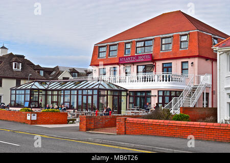 Das Atlantic Hotel, Porthcawl, S. Wales hat eine beneidenswerte Position mit Blick über den Kanal von Bristol in Richtung North Devon. Stockfoto