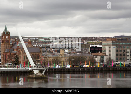 Der Peace Bridge und Guildhall, Derry/Londonderry, Nordirland Stockfoto
