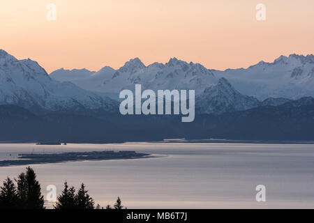 Die Homer Spit ist ruhig in der Dämmerung das Licht mit der Kenai Mountains leuchtende blaue im ersten Licht des Morgens. Stockfoto