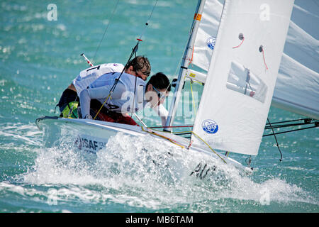 Australien 420 Mann Besatzung AUSXW 1 Xavier Winston Smith Australien 420 Männer Helm AUSAB 56 Alec Brodie Tag 2, 2015 Jugend Segeln Weltmeisterschaften, Langkawi, Stockfoto