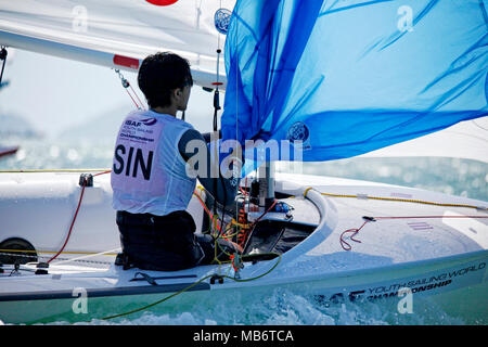 Singapur 420 Mann Besatzung SINML 4 Matthew Lau Singapur 420 Männer Helm SINJL 13 Jia Yi Loh Tag 2, 2015 Jugend Segeln Weltmeisterschaften, Langkawi, Malaysia Stockfoto