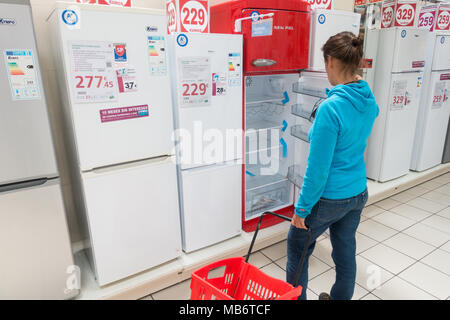 Frau an der neuen Kühlschrank / Kühlschränke/Gefrierkombinationen in elektrischen Store suchen Stockfoto