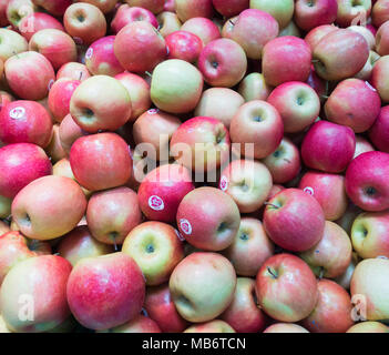 Pink Lady Äpfel am Marktstand Stockfoto