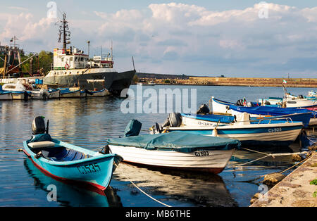 SOZOPOL - 19. August: Angeln Boote bei Sonnenuntergang am 19. August 2015 in Sozopol, Bulgarien. kleine Fischerboote und wenige große in der Nähe von embankment in po angedockt Stockfoto