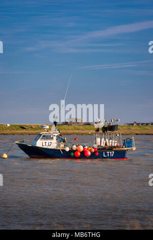 Orford Ness, Aussicht über den Fluss Alde in Richtung Orford Ness Naturschutzgebiet mit verlassenen Ära des Kalten Krieges geheime Waffen Forschung Pagoden noch sichtbar. Stockfoto