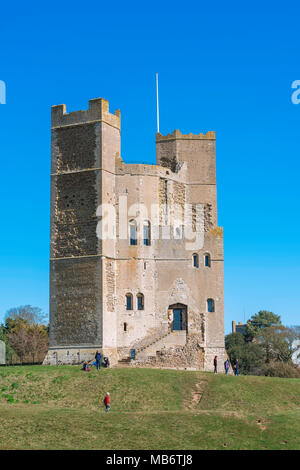 Castle Orford Suffolk, Blick im Sommer auf das gut erhaltene Schloss aus dem 12. Jahrhundert, das vom National Trust in Orford, Suffolk, England, geführt wird Stockfoto