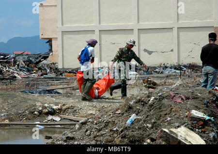 Banda Aceh, Indonesien - 1/17/2005: indonesische Armee und Freiwilligen entfernt die Toten bei Erdbeben und Tsunami Indischer Ozean 2004 Stockfoto