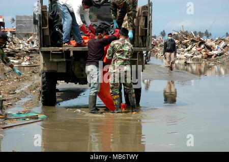 Banda Aceh, Indonesien - 1/17/2005: indonesische Armee und Freiwilligen entfernt die Toten bei Erdbeben und Tsunami Indischer Ozean 2004 Stockfoto