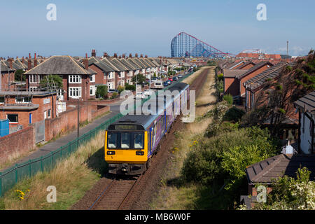 Northern Rail Class 142 Pacer + Klasse 150 Sprinter am Bahnhof Squires Gate, Blackpool, auf der Blackpool South zu Kirkham Linie Stockfoto