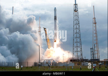 Eine SpaceX Falcon 9 Rakete Durchführung der Drache resupply Raumfahrzeug Knalle weg vom Weltraum aus komplexen 40 Start in Cape Canaveral Air Force Station April 2, 2018 in Cape Canaveral, Florida. Die 14 SpaceX commercial resupply Services Mission für die NASA, liefert, Verbrauchsmaterial, Geräte und neue Experimente für die Forschung auf der Raumstation. Stockfoto