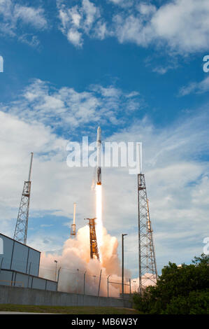 Eine SpaceX Falcon 9 Rakete Durchführung der Drache resupply Raumfahrzeug Knalle weg vom Weltraum aus komplexen 40 Start in Cape Canaveral Air Force Station April 2, 2018 in Cape Canaveral, Florida. Die 14 SpaceX commercial resupply Services Mission für die NASA, liefert, Verbrauchsmaterial, Geräte und neue Experimente für die Forschung auf der Raumstation. Stockfoto