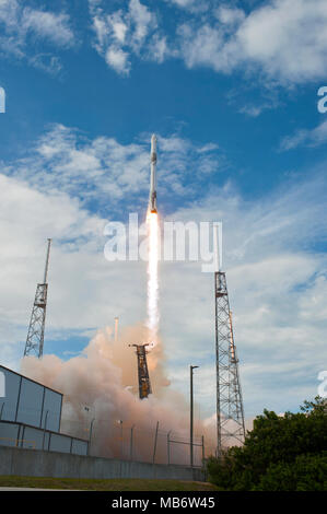 Eine SpaceX Falcon 9 Rakete Durchführung der Drache resupply Raumfahrzeug Knalle weg vom Weltraum aus komplexen 40 Start in Cape Canaveral Air Force Station April 2, 2018 in Cape Canaveral, Florida. Die 14 SpaceX commercial resupply Services Mission für die NASA, liefert, Verbrauchsmaterial, Geräte und neue Experimente für die Forschung auf der Raumstation. Stockfoto