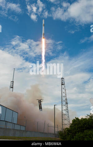 Eine SpaceX Falcon 9 Rakete Durchführung der Drache resupply Raumfahrzeug Knalle weg vom Weltraum aus komplexen 40 Start in Cape Canaveral Air Force Station April 2, 2018 in Cape Canaveral, Florida. Die 14 SpaceX commercial resupply Services Mission für die NASA, liefert, Verbrauchsmaterial, Geräte und neue Experimente für die Forschung auf der Raumstation. Stockfoto