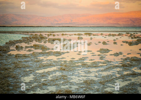 Sonnenuntergang von Salz Formationen im Toten Meer, zwischen Israel und Jordanien Stockfoto