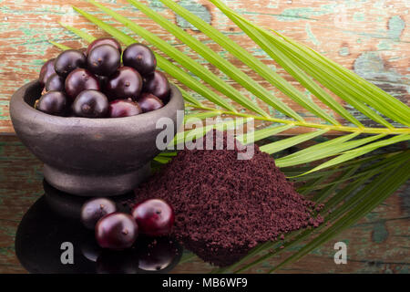 Acai Frucht, Frucht der amazonischen Ursprungs sind viele medizinische Eigenschaften zugeschrieben Stockfoto