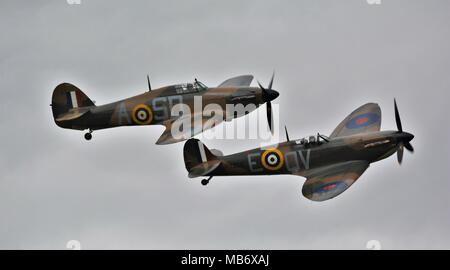 Spitfire und Hurricane Formationsflug vergangenen Schlacht von Großbritannien Legenden Stockfoto