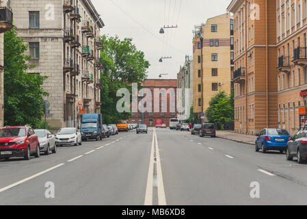 Sankt Petersburg, Russland: Gavanskaya Straße (Der Vasilyevsky-insel) im Sommer. Leere Straße, Autos geparkt, Wohngebäude, grüne Bäume. Stockfoto